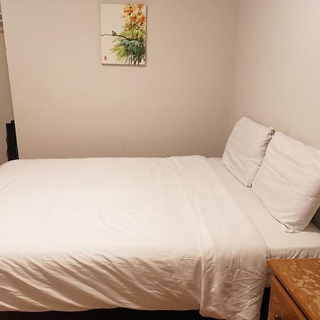 Апартаменти Cozy Private Rm Heart Of North York Free Parking Full Kitchen Close To Downtown Торонто Екстер'єр фото